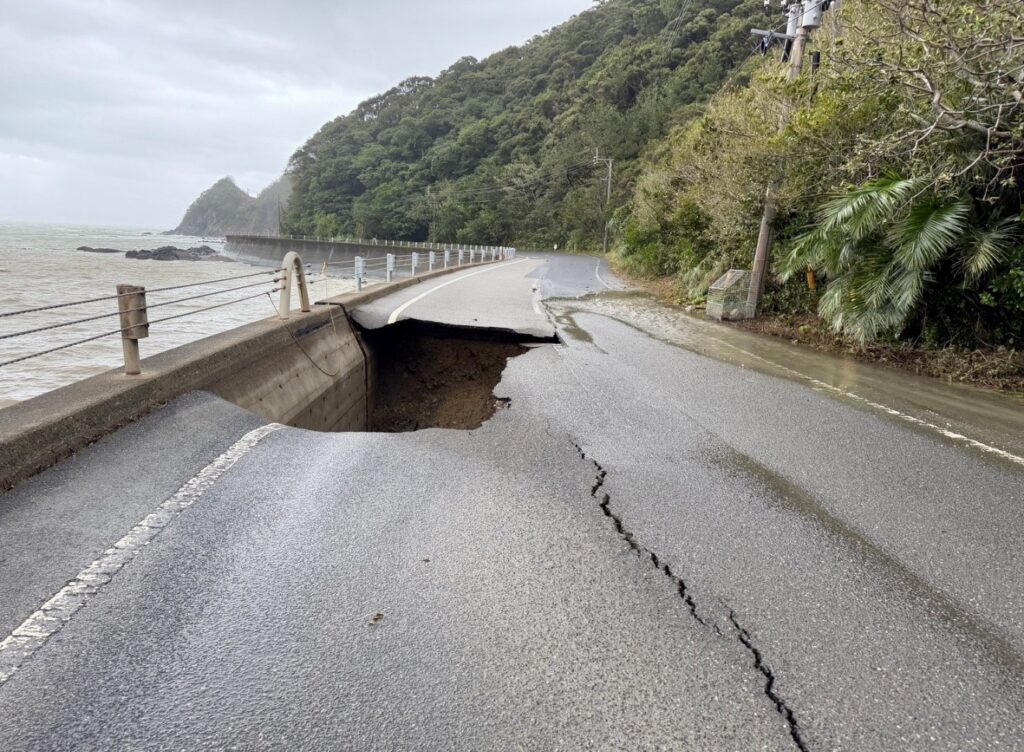 奄美台風道路陥没